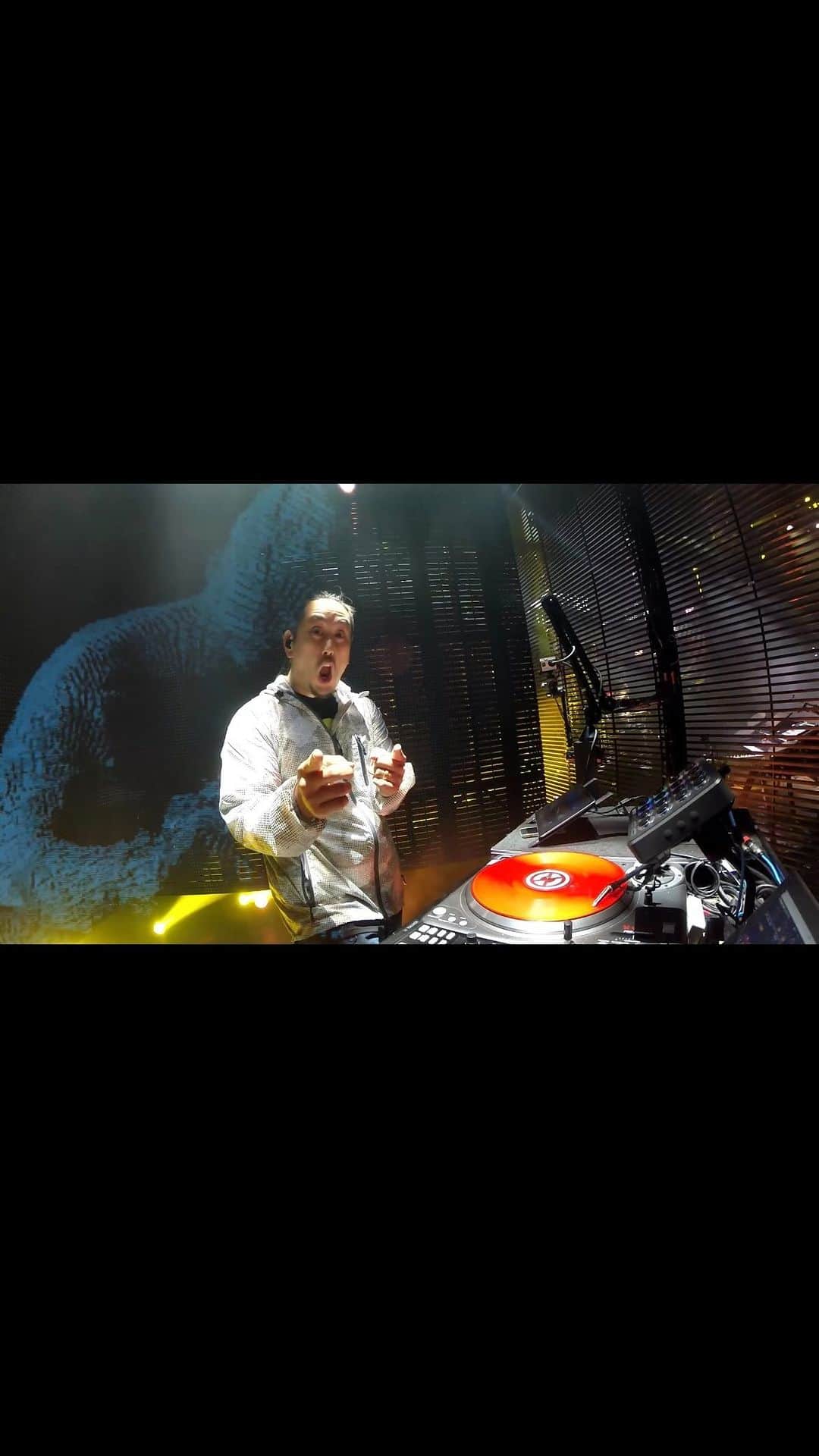 リンキン・パークのインスタグラム：「Happy birthday @mrjoehahn. Hope your day is filled with lots of cupcakes 🧁 🎉」