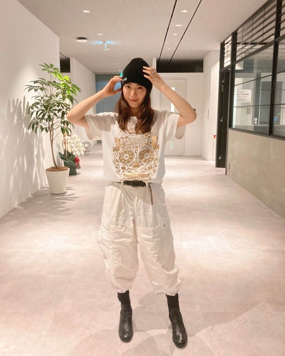 瀧本美織のインスタグラム：「. 生配信ありがとうございました😀 楽しくて喋り倒しちゃった！  goen°Tシャツをメインに考えたらかなりカジュアルになりましたと🤩 ドクロだけどお花とか鳥とかハッピー要素詰まってます🐤🌷   #fanclub」
