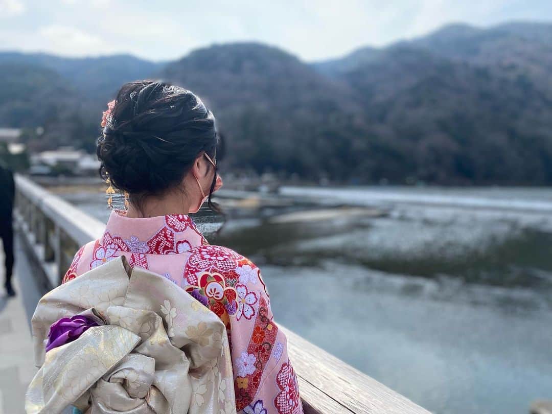 松川浩子さんのインスタグラム写真 - (松川浩子Instagram)「娘十三詣りで行った嵐山  すっかり春のせいか なかなか人でいっぱいでした。 まだゆったり歩けるけど まん防明けたら 言ってるうちに いっぱいになるんでしょうね。  桜🌸もそろそろ 開花するだろうし、 ワクワクしますね！  #嵐山#京都」3月16日 14時50分 - hiroko_matsukawambs