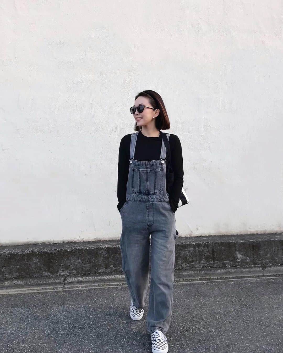 muua777のインスタグラム：「. ⁡ @titivatejp #ヴィンテージライクオーバーオール #Ssize ⁡ 150cmのわたしでも丈はまだ余裕あり👌 140cm後半の方でも着れると思います☺️ ⁡ グレーの色落ち具合もよくて 大人でも着やすい雰囲気のものでした！ ⁡ 娘のvansを拝借して思いっきりカジュアルに♩ ⁡ ⁡ ⁡」