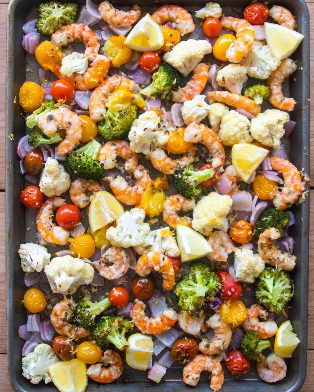 ジャーダ・デ・ラウレンティスさんのインスタグラム写真 - (ジャーダ・デ・ラウレンティスInstagram)「Weeknight dinner doesn’t get much easier… sheet pan parmesan shrimp & veggies! @thegiadzy #eatbetterfeelbettergiada」3月16日 7時27分 - giadadelaurentiis