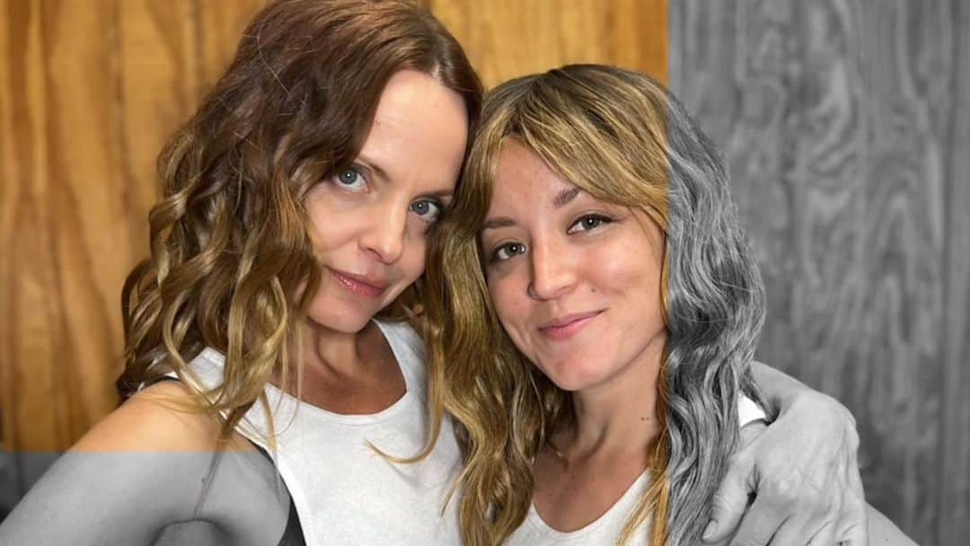 ミーナ・スヴァーリのインスタグラム：「Missin’ my Sippy✨ #BTS #SetLife DOA 🏹❤️」