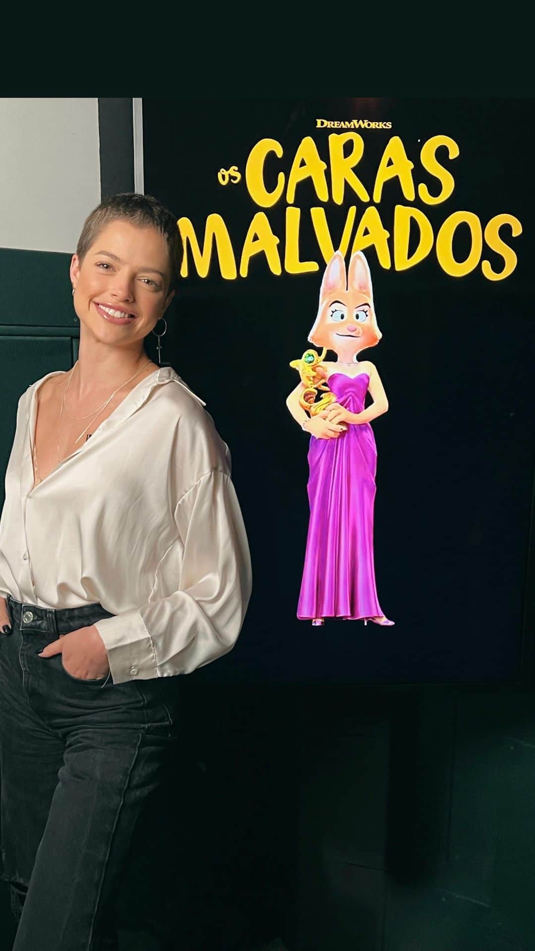 アガサ・モレイラのインスタグラム：「Que honra poder contar pra vocês que eu dublo a personagem Diane Raposina na nova animação da DreamWorks, #OsCarasMalvados. A minha personagem é estilosa, astuta e tem muito jogo de cintura pra lidar com essa gangue! Este filme que é do mesmo estúdio de "Shrek" e "Como Treinar O Seu Dragão" e chega somente aos cinemas nesta quinta-feira. Não perca! @universalpicsbr   #publi」