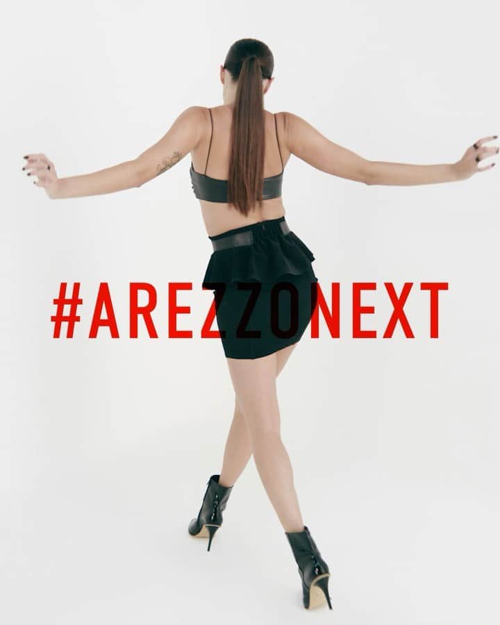 Arezzoのインスタグラム：「Let’s dance com #ArezzoNext! 💃🏼✨  A @isabelifontana é empoderada e moderna, assim como a bota #ArezzoNext de salto e bico fino. 🖤  #ArezzoNext #ArezzoInverno  Ref.A1235000020001/ R$559,90」
