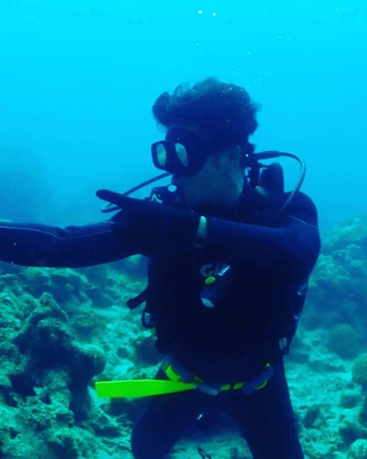 クニヨシTVのインスタグラム：「海中で右よし左よしをやると気圧の減りが早くなりますよ。としっかり教えくれるのが石垣島ダイビングサービス島人の玉城トシオ・タカシ親子。  @tamashirotakashi   石垣島でダイビングするならノリと人柄が良い玉城トシオ・タカシ親子にお任せください🤿  今ならクニヨシのInstagramを見た！で天気が晴れるとか晴れないとか。  ダイビングサービス島人 https://diving-shimanchu.com/  #ハンドシグナルと勘違いするからやめなさい #右も左も緊急浮上します #gutspotato #ChanceTシャツ #石垣島ダイビング  #石垣島ダイビングショップ  #沖縄ダイビング  #川平湾  #ダイビングサービス島人」