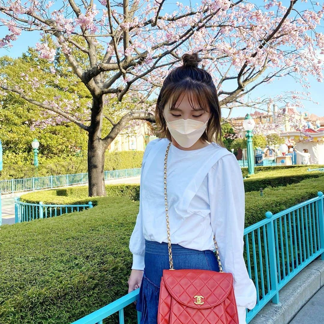 花咲いあんのインスタグラム：「VINTAGECHANELの ショルダーバック♡ 赤ってテンション上がる♡  @_coco_vintage_ で選んだよ🌸 可愛いのたくさんで迷った😮‍💨   #cocovintage  #vintagechanel  #chanelbag  #渋谷 #springcode  #ootd  #ootdfashion  #shoulderbag  #chainbag  #桜  #春」