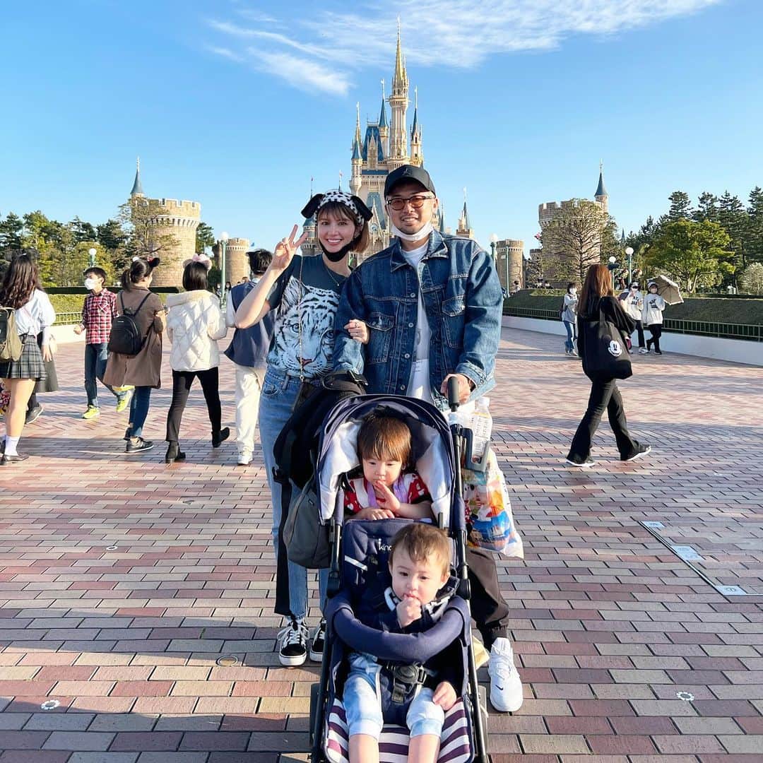 高松チェルシーリナのインスタグラム：「. 娘の2歳の誕生日当日はディズニーランドへ行きました🌈🍿💕 . 乗れる乗り物も結構あって、0歳と2歳でも十分楽しめた💜 でも一番テンションぶちあがってたのはパレードでした😌✨ . とにかく明るくてやんちゃなエミリ💕人見知りもなく、たくさんの人たちに可愛がってもらえてます🥰 . 生まれた日は3月なのに雪が降ってて、すごく寒かった🤣 その日からもう2年💐 こんなふうにあっという間に過ぎていく日々を、これからも大切にしていきたいと思います💜 . #2歳誕生日#ディズニーランド#誕生日ディズニー#女の子ベビー#女の子ママ#男の子ベビー#男の子ママ#生後9ヶ月#年子育児#1歳2ヶ月差」