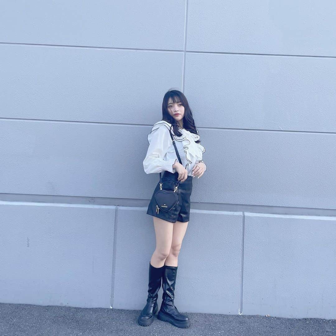 崎代夏怜のインスタグラム：「👜🤍  @samantha.vega_official」