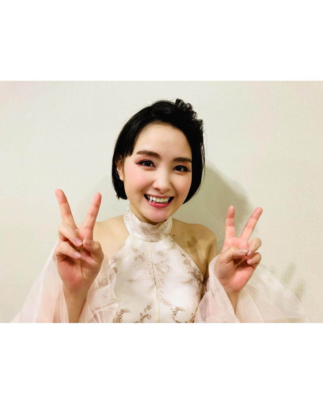 葵わかなのインスタグラム：「「冬のライオン」  昨日、無事に大千秋楽を迎えました！  全公演を終えられて本当に安心と、そして感謝の気持ちでいっぱいです。  ストレートプレイの現場は私にとって新しくて、とても力のいる作品と役だったなぁと思いますが、やり切れて本当によかった…！  足をお運びくださった皆さん、応援してくださった皆さん、ありがとうございました☺️  そして、演出の森さん、キャストの皆さんをはじめとする関わられたすべての方にも感謝します。 ありがとうございました。 お疲れ様でした。 またお会いできます様に…  そしてばたばたとですが、新しい作品に入ってます。今日からはそちらに集中で頑張ります！  #冬のライオン」