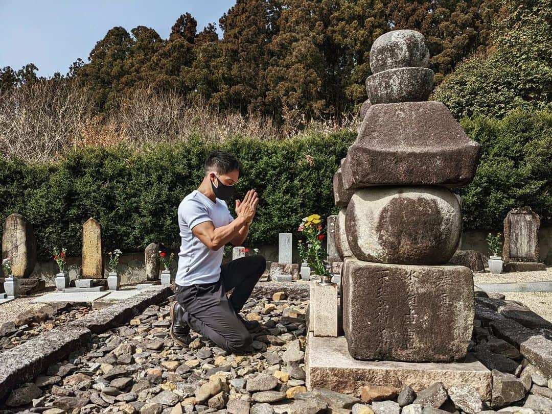 市原隼人さんのインスタグラム写真 - (市原隼人Instagram)「撮影前に早起きして、大河ドラマで演じる八田知家殿のお墓参りをさせていただきました。  “実在する人物を演じさせていただく”という事に対し、いつも計り知れない重みを感じます。  竹ぼうきを手に、木の葉を集める一振り一振りに役や作品への想いが…手を合わた時に心の中で“演じさせていただく人物”への止まない想いが…言葉に表せないのですが…改めてこうゆう事だと思います。  最大限の敬意を払い、寄り添っていきます。  ※私有地ですので、許可のない立ち入りはご遠慮下さい。 #八田知家 #大河ドラマ #nhk #鎌倉殿の13人」3月16日 11時27分 - hayato_ichihara