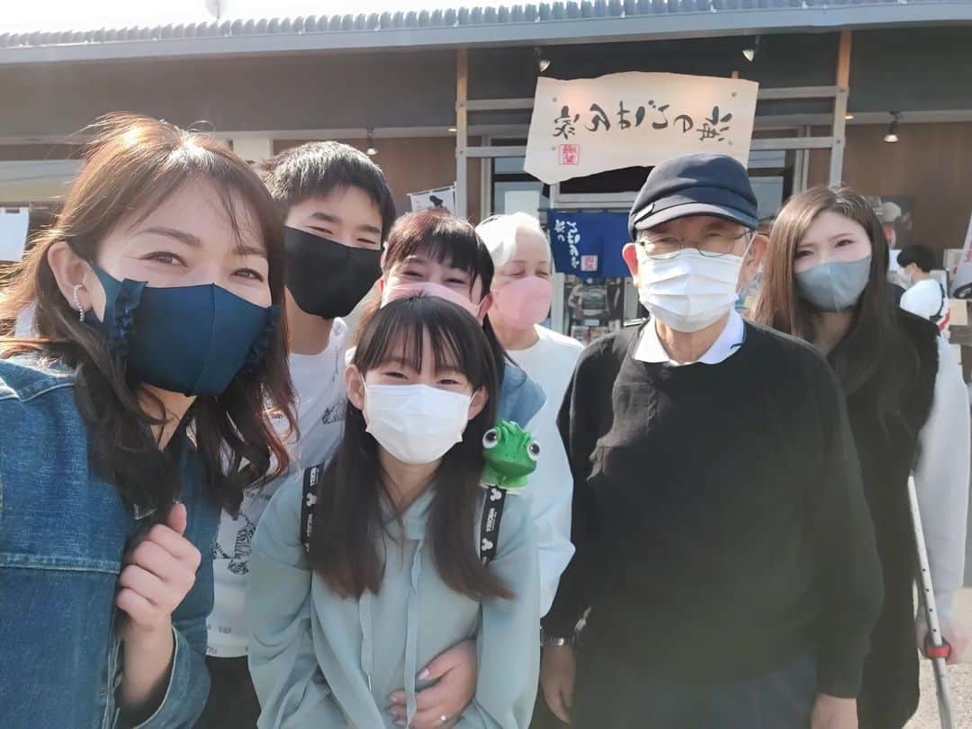 のインスタグラム：「家族で大洗へ🌊  まずは、海の近くの市場でランチ🦀🐟️  海鮮丼は13種類も入ってて、更に煮付けもついて1600円‼️  美味しかったー😋  #大洗 #市場 #海鮮丼 #家族 #家族旅行 #ママ #ママモデル #モデル」