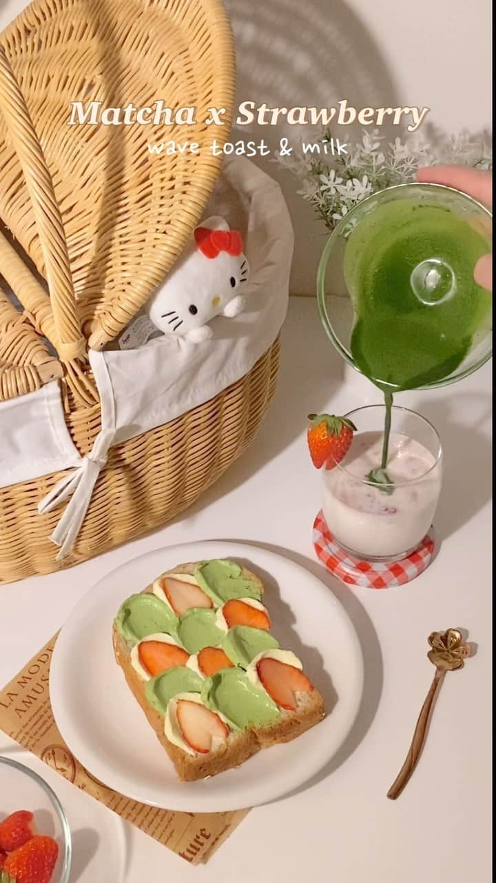 Song Sweet Songのインスタグラム：「Matcha x Strawberry wave toast & milk 🍵🍓🍞  ตัวที่ทาขนมปัง เราใช้ครีมชีสผสมกับน้ำตาลทรายป่น 10-20% ของนน.ครีมชีส หรือใครชอบหวานกว่านั้นก็ใส่เพิ่มนะคะ ส่วนสีเขียวมาจากผงมัทชะค่ะ  #songsweetsong  #songsweetsong_breakfast #songsweetsong_toast_art  #homecooking  #homecook  #おうちごはん  #朝ごはん  #맛스타그램  #먹스타그램  #ทำเองกินเอง」