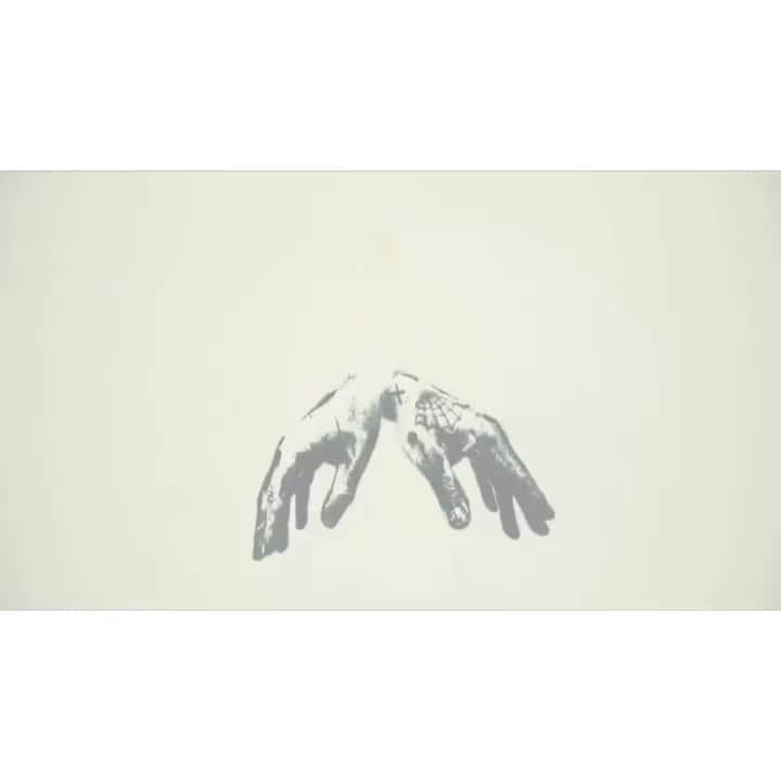 デイヴ・ナヴァロのインスタグラム：「@dueldiagnosis : IN THE END IT WAS ALL A SMILE: The Nervous System Series :  A Short Film  by Duel Diagnosis x Liam Lynch @liamlynch111   For our current exhibition at @wcc.art one of our many new series is the The Nervous System Series. This series captures the raw data— energy stored in our wiring encoded by a lifetime of experiences— of forceful impacts, highs and lows, energetic disruptions and complications, expansions and contractions, vibrations, hopes and traumas, and electrical impulses. The result— a raw schematic of our collective electricity as it changes moment by moment is revealed on the canvas. This series is a collection of 25 works available through @wcc.art in sizes 24x30 - 60x72   To accompany this we collaborated with @liamlynch111 to create a short film. In conceptualizing the idea of translating nervous system electricity into paint, Dave & PADHiA developed the idea of using cross-shaped beds (also on display in our exhibit). Allowing for a motionless state of full body surrender and dissociation from the mind, the subtle frequencies within are the only force able to move the paint. The cross bed symbolizes different things to both of them. For Dave: it signifies turning to isolation—  turning away from the world in an attempt at self-soothing. For PADHiA it signifies the surrender of control, of letting life take you and have its way with you.   In many moments of our lives, things can feel all-consuming and grip us on a deep level electrically. But as we zoom out and we gain a view of the grand picture… we may just realize that something mysterious and beautiful is translating through us…  we may see something that makes us smile.   IN THE END, IT WAS ALL A SMILE  Special bundle of NFTs available thru @lgnd.art for a limited time!   Special thanks: @toddnewman (videography) @lindastrawberry (props)」