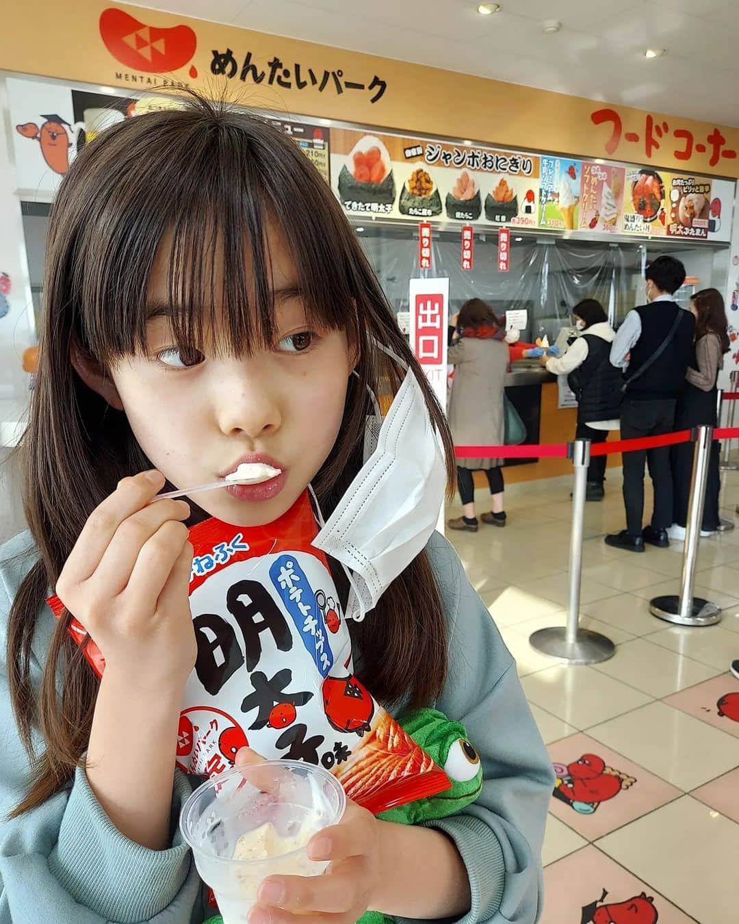 のインスタグラム：「めんたいパーク❤  明太子が大好きな娘‼️  ソフトクリームも明太子味🍦  370円のジャンボおにぎりは、明太子がぎっしりつまってるの😍  これがまためちゃめちゃ美味しくて、2日連チャンで食べたよ😁🍙  姪っ子の加奈ちゃん…スノボーでアキレス腱負傷で松葉杖～😱💦  #めんたいパーク #大洗 #明太子 #家族旅行 #ママ #ママモデル #モデル #mama #mamamodel #model」