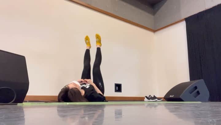のインスタグラム：「リハーサル終わりの足パカ🐾  やっぱり足パカが浮腫も取れるし 内ももも伸びるし クールダウンにもなるので ほぼ毎日してる👍🏻  #ふくトレ  #morningmusume22 #モーニング娘22  #譜久村聖 #筋トレ #筋トレ動画 #エクササイズ #足パカ #足トレ #うち太もも」