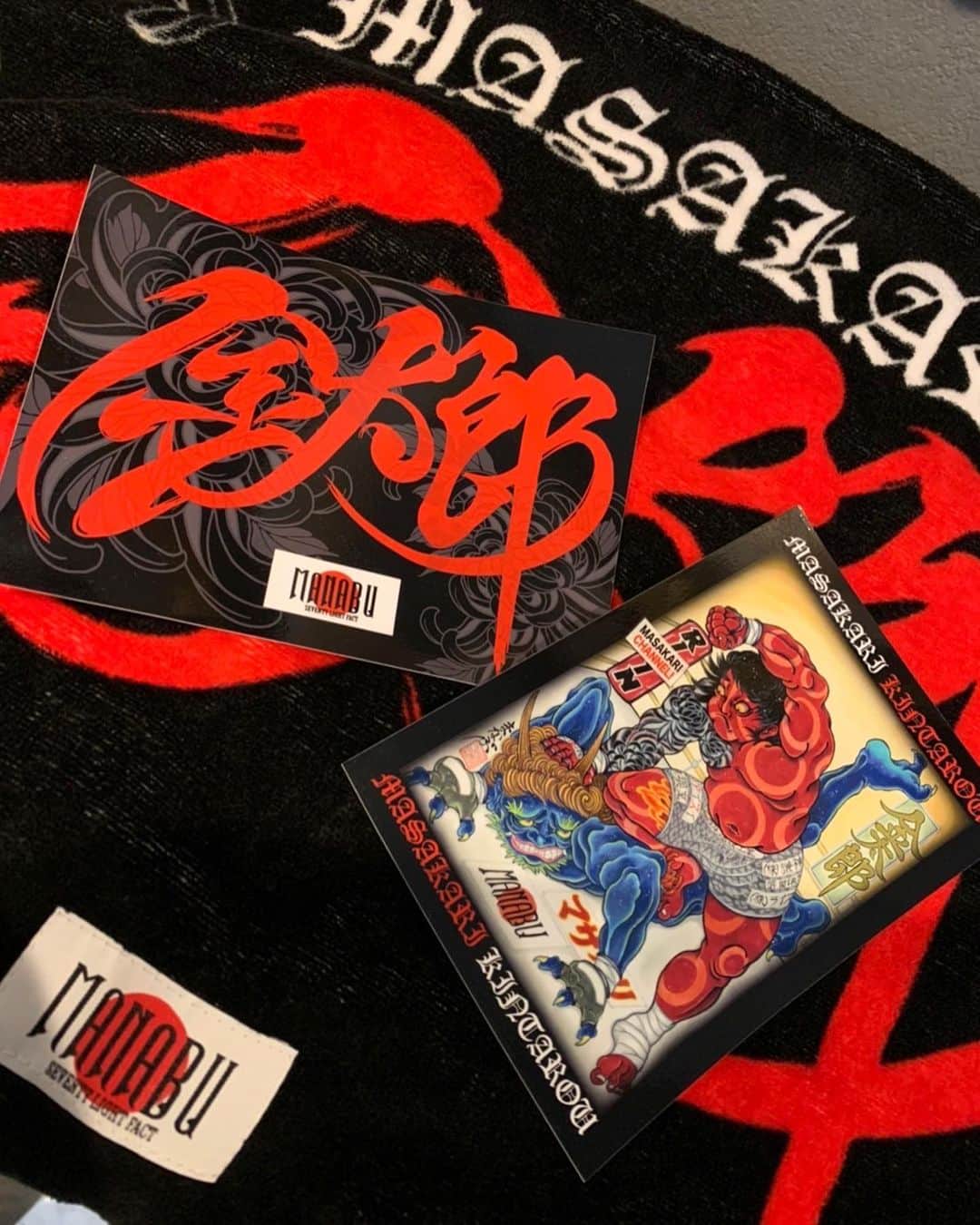金太郎のインスタグラム：「オリジナルタオルが完成しました👍  金太郎×MANABU 応援グッズ第2弾として、信州まなぶ氏 @70lf に応援タオルを制作していただきました。  会場での応援や普段使いにも使っていただきたいアイテムです。  タオル1枚購入につきランダムにてオリジナル金太郎ステッカー1枚プレゼント(全2種)  購入方法は @slfmanabu @70lf プロフィール欄のURLからの購入のみとなります。 ぜひチェックして下さい。  【販売開始】R4.3.18(金) 12:00〜 【金額】¥4950(税込) 【詳細】40×110㎝ 厚手のスポーツタオルになります」