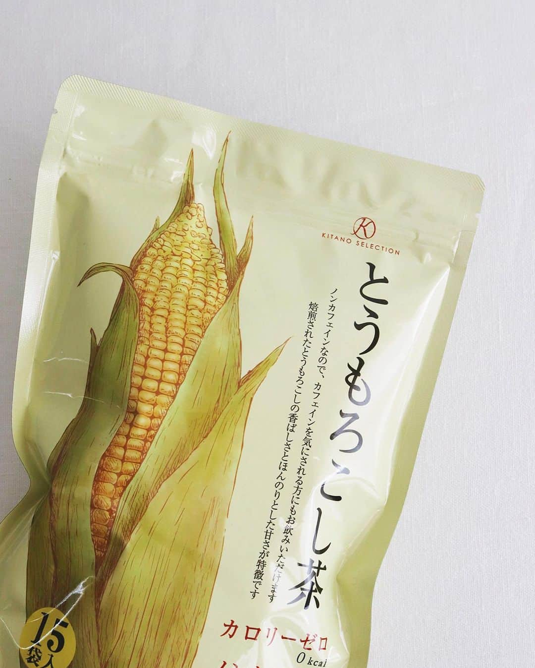 樋口正樹さんのインスタグラム写真 - (樋口正樹Instagram)「corn tea 🌽 . とうもろこし茶を 北野エースで購入。 ラベルを切り抜き 瓶に詰め替えると けっこういい感じ。 ボナさんとは髭友🤗 . そして再びですが ボナさんのカード、 ２枚目をゲットー✌️ @kitanoace . . . #とうもろこし茶 #トウモロコシ茶 #コーン茶 #ノンカフェイン #カロリーゼロ #お茶 #ブリショ ##corntea #옥수수차 #北野エース #北野エースで購入 #北野エース買物倶楽部 #kitanoace」3月16日 12時39分 - higuccini