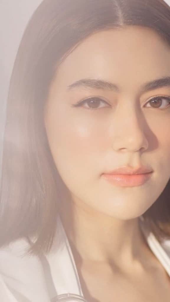 キンバリー・アン・ウォーテマス・ティアムシリのインスタグラム：「Achieve airbrushed skin in just 3 steps อีกหนึ่งเคล็ดลับผิวสวยเรียบเนียนที่คิมอยากบอกต่อด้วยคอลเลคชั่น Vanish จาก Hourglass และใหม่ล่าสุดกับ Vanish Airbrush Primer ไพร์มเมอร์เนื้อเนียนนุ่ม ที่ช่วยเสริมความมั่นใจให้เมคอัพของคิมดูสวยสดใส ควบคุมความมัน และติดทนตลอดวัน ⏳  Line Official Account @hourglasscosmetics #VanishPrimer #HourglassCosmeticsThailand」