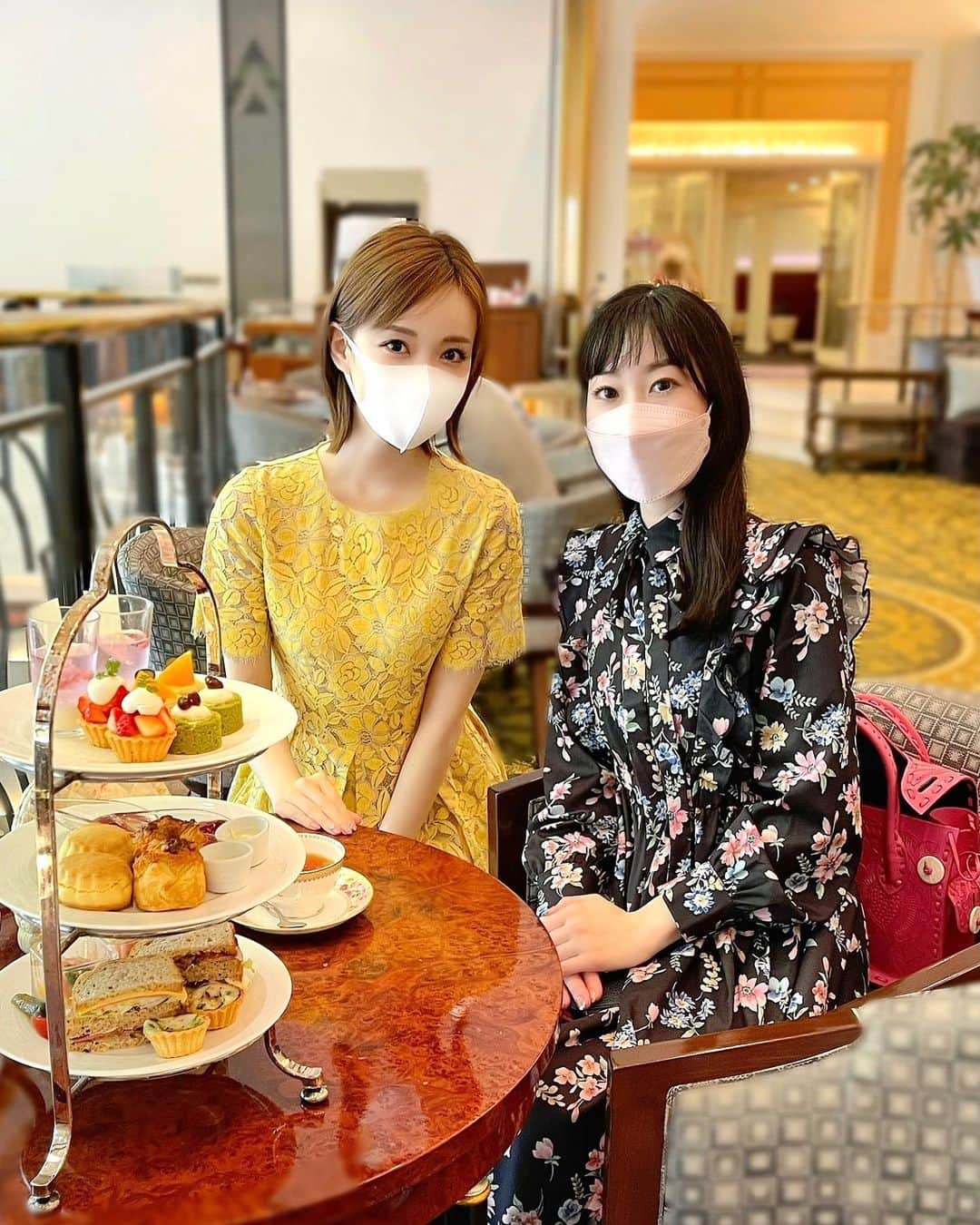 瀬戸早妃のインスタグラム：「愛子ちゃんと、阪急インターナショナルでアフタヌーンティー🫖💕  @montresorsaki  なんと💕 mon trésorの、オリジナルワンピース👗着てきてくれたよ🥰嬉しいっっ💕  これから益々暖かくなってくるので 上着なしで1枚で着られる日が待ち遠しいですね🌼  私が着ているイエローのレースワンピも、現在販売中です💕  #montresor #montrésor #モントレゾール #selectshop #セレクトショップ  #綺麗めコーデ #大人可愛い #大人可愛いコーデ  #お出かけコーデ #観劇コーデ #cordinate」
