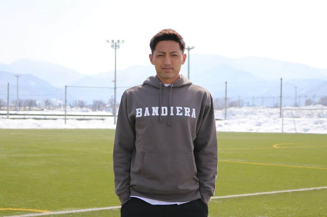 山田拓巳のインスタグラム：「去年も好評⁉︎だった同期のヒロが考案してくれたグッズが今季も新しく発売される事になりました。 去年はパーカーとTシャツだけでしたが、今回はパーカーセットアップにロンTでデザインも2パターンになります。 男女共に着れる様な色、デザインになってると思います。 @tomoyasu_hirose_ が沢山考えて作ってくれたものなので是非チェックしてみてください。 週末のホーム開幕戦から発売されると思います。 #モンテディオ山形」