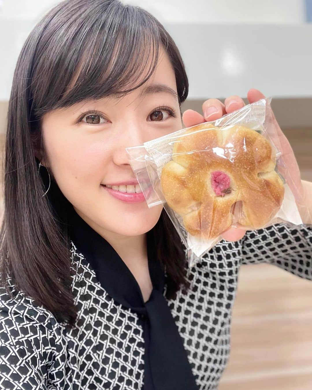 大谷萌恵さんのインスタグラム写真 - (大谷萌恵Instagram)「⭐︎今日のおやつ⭐︎  #桜あんぱん  もちもちの生地と 爽やかな桜風味のあん 最高でした！！  花びらをかたどった見た目も素敵🌸😋  (おやつの時間には早いけど見逃してください🙏)」3月16日 14時21分 - moe_ohtani_teny