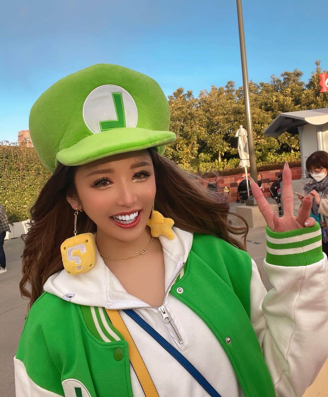 藤咲ひなたのインスタグラム：「ルイージ💚💚💚  ストレス半端でない😢 寝る時間もないから、余計に頭も回らないし、食べてばっかりでリバウンド半端ない😢  太らない女になりたい。。 でも食べるの大好き。。 どーする？笑笑」