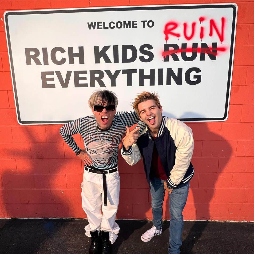 ジャック・グリフォーのインスタグラム：「RICH KIDS RUIN EVERYTHING MUSIC VIDEO IS OUT!! 🛒🎥🛒this video was so fun to watch come together and turned out VERY epic. Congrats on another absolute BANGER, Mod!!! And thanks for letting me be a small part of it 🖤🖤🖤」