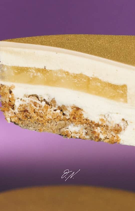 のインスタグラム：「I love my job💜  . Pear, Hazelnut and Vanilla Cake 🍐🌰   The basic flavors of this cake are the very familiar and much-loved hazelnut, vanilla and pear. What could be better than marrying these in an exquisite dessert? The first ingredient to delight your tastebuds is the pear filling. It is pleasantly thick, but at the same time it is tender and a bit transparent. Then you will feel the taste of vanilla mousse, which refines and softens the overall flavor. All of this – on top of an airy hazelnut sponge cake sprinkled with caramelized nuts that add a lovely finishing touch to this delicious dessert. Once you take the first bite, you will not be able to stop! . I understand that my work is the primal area of my responsibility through it I can influence others and be useful. I love my job. I love my followers. Thanks to each of you!💜 . Full video in my stories👀 . . В основе этого торта любимые и понятные вкусы: орехи, ваниль и груша. Что может быть лучше, чем подружить их в изысканном десерте. Первое-это вкус грушевой начинки. Она приятно-плотная, но в тоже время нежная и чуть прозрачная. Продолжит вкус ванильный мусс, облагораживая и смягчая весь вкус в целом. Все это стоит на пористом ореховом бисквите, да еще посыпанным карамелизированными орешками, которые так прекрасно завершают вкус такого яркого десерта. От кусочка такого торта добровольно не отойти! . Моя работа-та зона ответственности, где я могу влиять и приносить пользу. Спасибо каждому из вас💜 .  Полное видео этого ролика можно посмотреть в моих сторис👀」