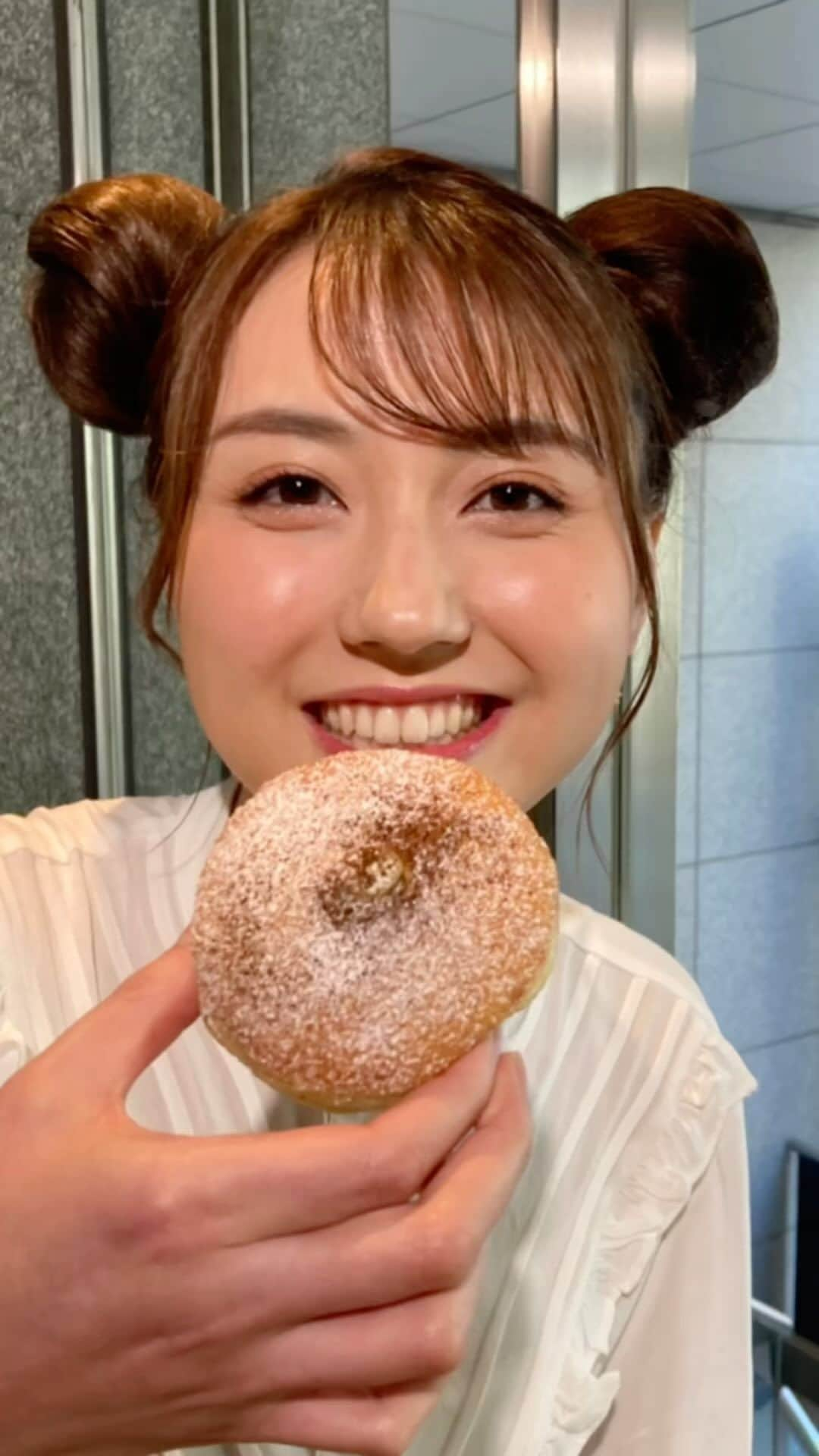 山形純菜のインスタグラム：「. まるサタでイタリアのスイーツ ボンボローニ🍩🌸を特集しました！ ⁡ あさりちゃんでも ミッキーでもなく ボンボローニヘアです💇‍♀️ ⁡ むちっと生地に濃厚なクリーム buonoでしたよ🤤❤️ ⁡ ⁡ #ボンボローニ #ボンボローネ #イタリア #イタリアン #イタリアンスイーツ #sweets #ボンボローニヘア #お団子 #ヘアアレンジ #まるっとサタデー #まるサタ」