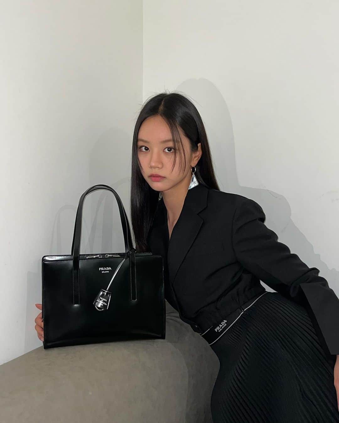 ヘリ のインスタグラム：「프라다 미니멀리즘과 모던 럭셔리를 담고 있는 리에디션 1995백 🖤  @Prada  #PradaReEdition1995  #PradaReEdition」