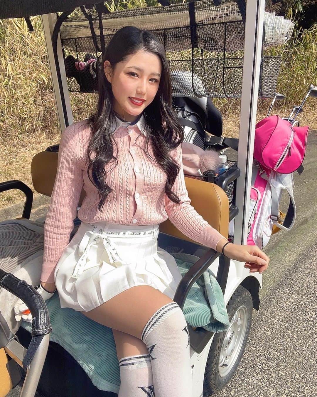 真木しおりのインスタグラム：「選びきれんくて 3枚同じよーな写真載せちゃう🥺🥺  久しぶりのゴルフやっぱり楽しい🥺🥺  #ゴルフ#ごるふ#golf#골프 #ゴルフウェア #ゴルフ女子#ゴルフ好き#ラウンド #골프웨아#골프스타그#golfstagram#golflife#golfswing #골프웨어 #골프스윙 #골프여자#インスタゴルフ」