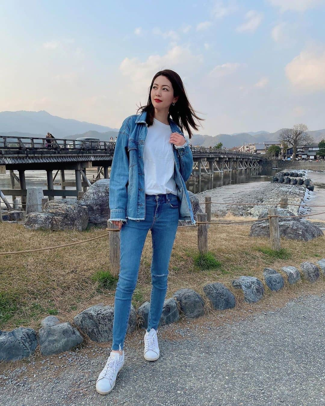 英理香のインスタグラム：「. デニムonデニム👖✨ . 渡月橋は風情があって素敵だった💓 . #京都#嵐山#渡月橋#京都旅行#コーデ#デニムオンデニム#デニムコーデ #デニムジャケット#ファッション#カジュアル#kyoto#arashiyama#ootd#denimondenim#denimstyle#coordinate#casualfashion」