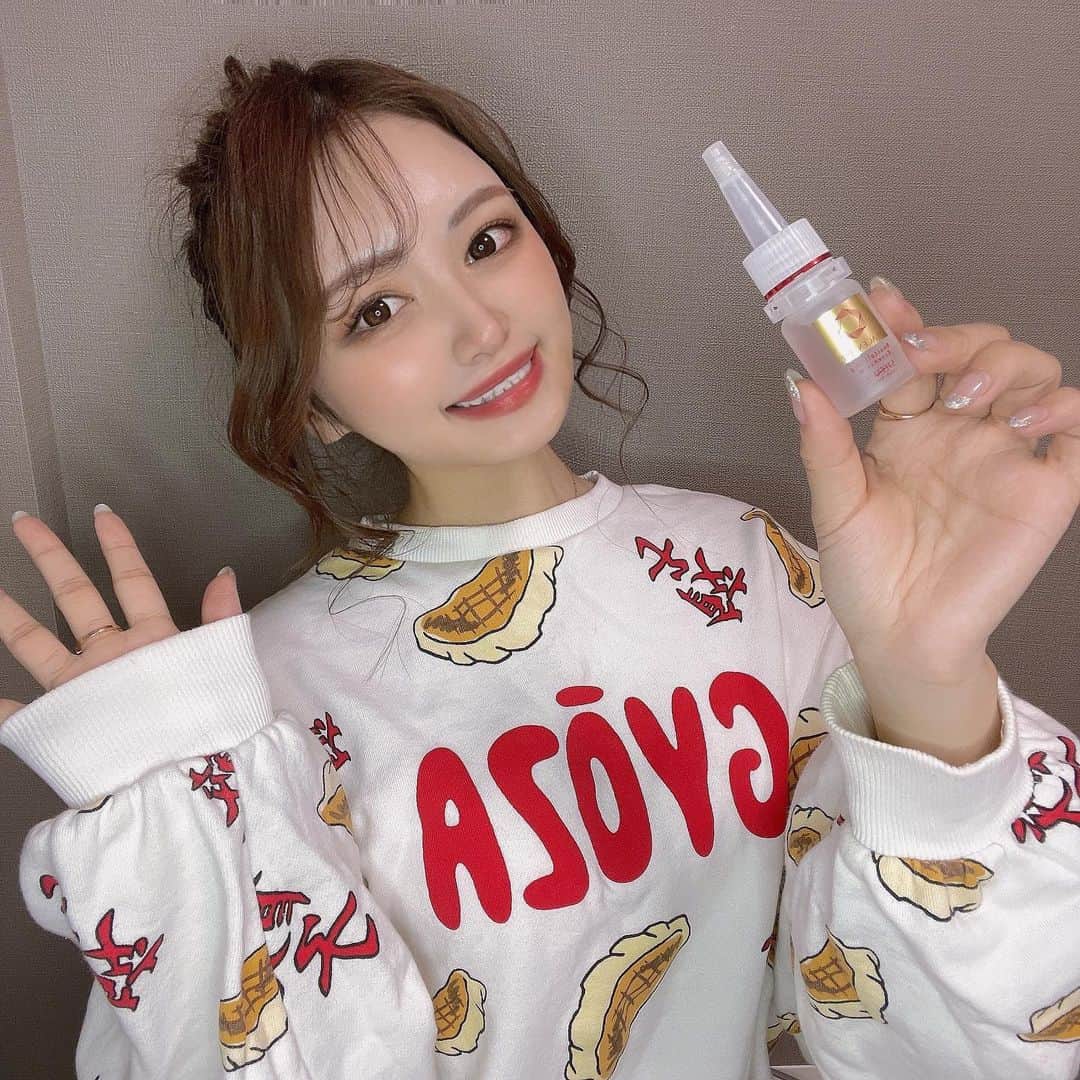 餃子のりさちゃんのインスタグラム：「最近お気に入りの美容液💓  長年プラセンタにこだわってる GINZASTEFANYの原液を使用してるみたいっ💗  冷蔵庫で保管して化粧水のあとに使ってるよ〜💖  これ使い始めてから肌艶超いい感じっ✌ ツヤ肌命の私にとっては大優勝美容液です‪₍ᐢ₍ • ‧̮ • ₎ᐢ₎  #ginzastefany  #placentist #プラセンタ #リバイタライジングエッセンス #PR」