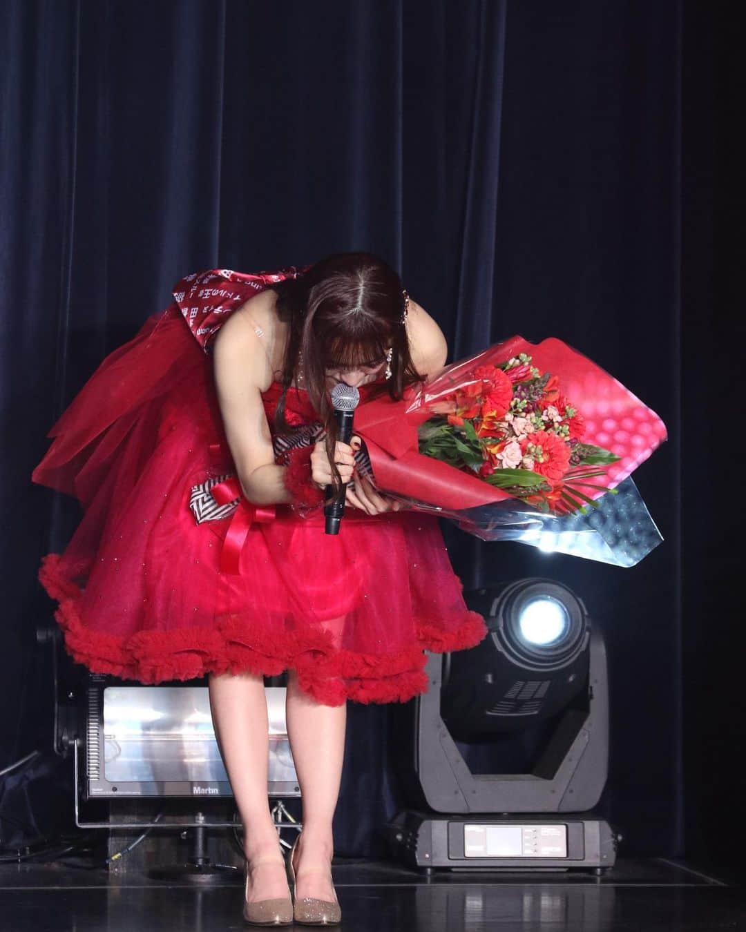 田島芽瑠さんのインスタグラム写真 - (田島芽瑠Instagram)「卒業ドレスを作っていただきました❤️  私の推しカラーである赤色のドレス☺️ 足を出すのが好きな私の為にスカートの丈感とかにもこだわってくださって、田島芽瑠を知り尽くしてくれてる衣装さんだからこそ作れるドレスに仕上がりました。  そして何と言っても、私のセンター楽曲が全て入ったオリジナル生地のリボン😭 計11曲だって😳 これはサプライズで私も知らなくてびっくりしたの！こんな素敵なアイデアを思いついてくださって本当に嬉しい😭愛しかない😭  すっごくすっごく愛に溢れて、愛を感じた1日でした。こんなに愛されてるんだな〜って幸せになれた。出会いに恵まれている人生です🥰  HKT48のスタッフの皆様、素敵なドレスをありがとうございました🙇‍♀️  お写真は西スポさんと1047カメラ📸  #HKT48 #HKT #アイドル #アイドル衣装 #アイドルヘア #アイドルメイク #アイドル」3月16日 19時00分 - meru_chan_official