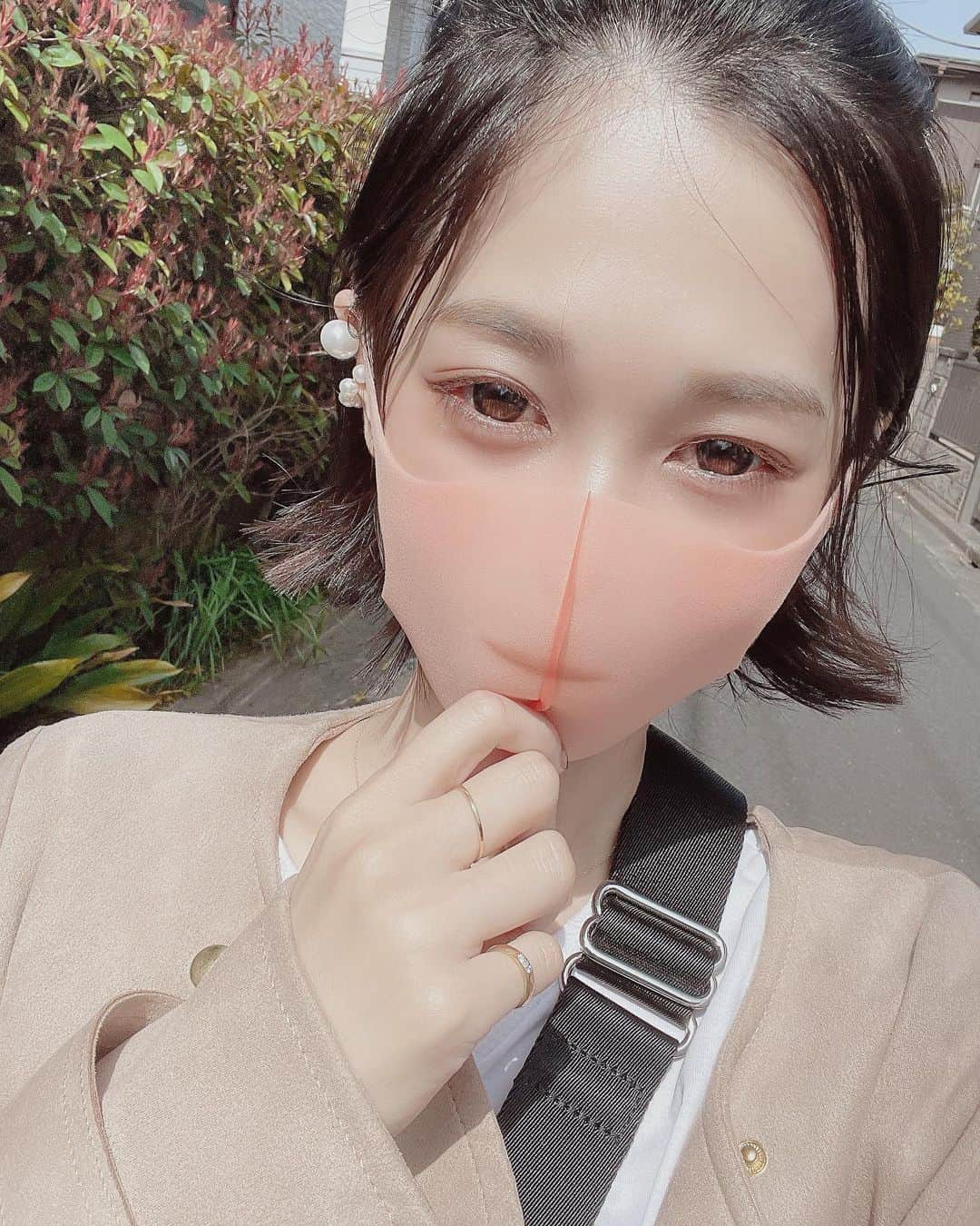 紗藤まゆさんのインスタグラム写真 - (紗藤まゆInstagram)「眩しくて睨んでる様に見えちゃいますね😭 ファンの方に以前頂いたマスクが活躍しています！」3月16日 19時25分 - __satomayu