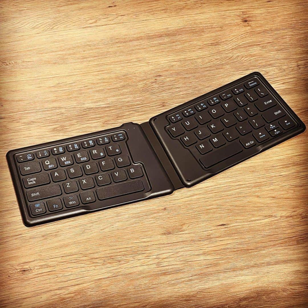 弟者さんのインスタグラム写真 - (弟者Instagram)「新しいキーボード！ いつもと違う形ってだけでワクワクする」3月16日 19時34分 - otojya_2bro