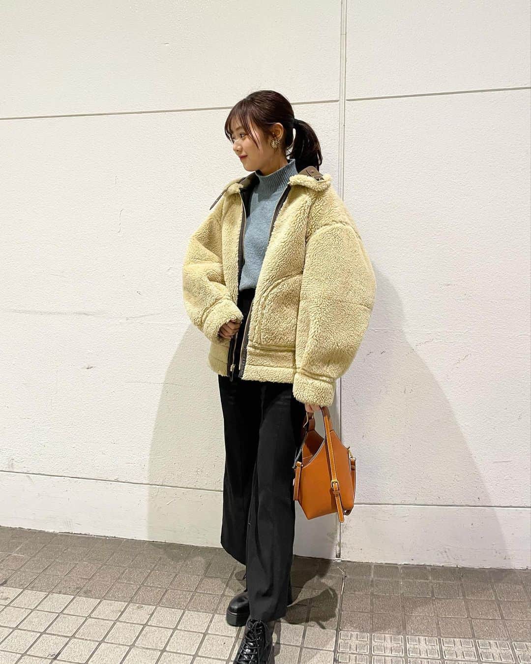 杉浦みずきのインスタグラム：「. 寒い日々から光の速さで急にあったかくなりましたね😂 でも週末はまた寒いらしいよ🥺  この冬大活躍したボアダッフル🤍 ありがとよ〜〜」