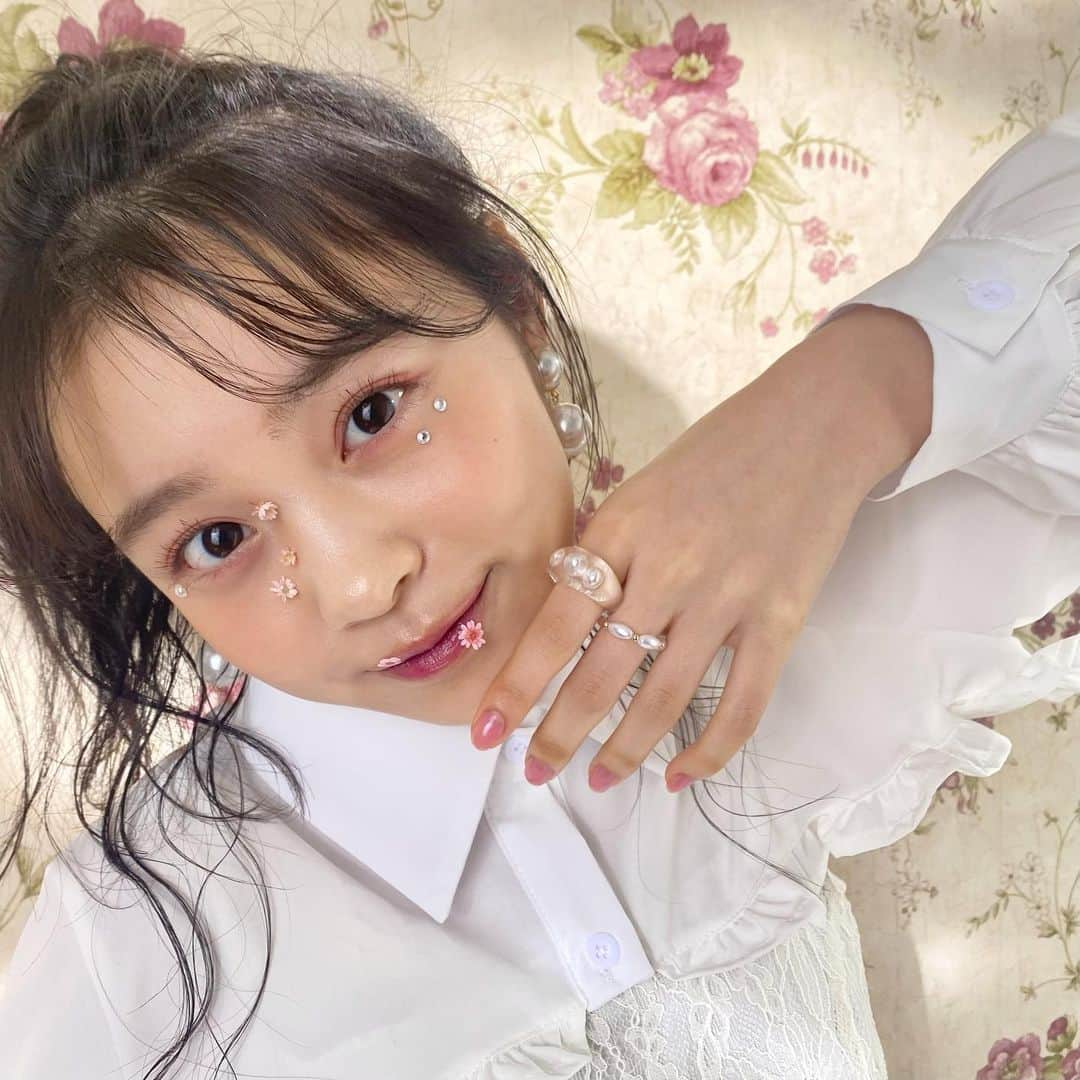 林芽亜里さんのインスタグラム写真 - (林芽亜里Instagram)「🎀 ⁡ めありの想像の中の女の子たち~mealist~最終回🌸 ⁡ ラストはコスメから生まれた女の子になりました♡ ⁡ Mealips magic連載そしてMealist  ⁡ 連載を持つというのももちろん2年続けて連載を続けさせて頂き本当にありがとうございました。 ⁡ 毎号私の好きを皆さんにお届けできるページができることが本当に嬉しかったです‼︎ ⁡ ⁡ 2年間 どうやったら新しい私を見せれるか どうやったら見てくださる方が楽しんでくれるページになるか メイクに興味を持ってくださるか たっくさんたっくさん考えまくって 多ジャンルの雑誌も読みこんで たくさんコスメ探して たくさんメイク研究をして。 ⁡ 連載スタートを聞いた時はこんなに考えまくる2年間になるとは思っていなかったくらい考えました‼︎ ⁡ でもストーリーを考えるのもとっても楽しかったし、私といえば○○な女の子っていうのもこの連載を通して見つけることができました😊 ⁡ なかなかいいアイディアが思い浮かばなかったり、前に見たことあるような写真になってしまったり上手くいかないこともありましたが、 今、最後に思うのは 本当に最高な連載を作り上げれたなって思うし 私のしたいことをたくさん叶えさせて貰ったし 連載の撮影も毎回とんでもなく楽しかったし テーマに合わせたメイクをしながらスタッフさんとお話する時間も楽しかったし お洋服を選んで悩んでる時間も楽しかったし 自分で出来上がったページを見るのもドキドキだったし ⁡ 全て含めてもう本当に本当に楽しい2年間でした♡ ⁡ ⁡ ニコラ卒業と共に連載のストーリーやメイクを考えてドキドキしながら編集部さんに送ることも無くなって、楽しすぎた連載の撮影もなくなって本当に寂しいですが、とてもいい経験をさせて頂けて感謝でいっぱいです。 ⁡ ⁡ 2年間 連載を見てくださって 感想をたくさんくださって お揃いのコスメを買ってくださったりして ⁡ ⁡ 本当にありがとうございました🤍 ⁡ ⁡ ⁡ コスメに生まれてよかった🤭 それじゃ、、、そろそろもどろうかなっ ⁡ ⁡ ⁡ #ニコラ #Mealist #ニコラ4月号発売中 #林芽亜里」3月16日 19時42分 - meari__hayashi