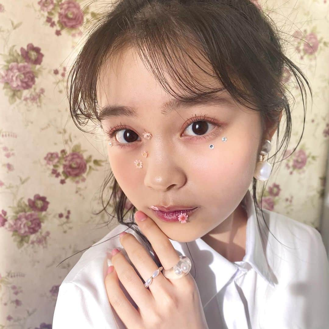 林芽亜里さんのインスタグラム写真 - (林芽亜里Instagram)「🎀 ⁡ めありの想像の中の女の子たち~mealist~最終回🌸 ⁡ ラストはコスメから生まれた女の子になりました♡ ⁡ Mealips magic連載そしてMealist  ⁡ 連載を持つというのももちろん2年続けて連載を続けさせて頂き本当にありがとうございました。 ⁡ 毎号私の好きを皆さんにお届けできるページができることが本当に嬉しかったです‼︎ ⁡ ⁡ 2年間 どうやったら新しい私を見せれるか どうやったら見てくださる方が楽しんでくれるページになるか メイクに興味を持ってくださるか たっくさんたっくさん考えまくって 多ジャンルの雑誌も読みこんで たくさんコスメ探して たくさんメイク研究をして。 ⁡ 連載スタートを聞いた時はこんなに考えまくる2年間になるとは思っていなかったくらい考えました‼︎ ⁡ でもストーリーを考えるのもとっても楽しかったし、私といえば○○な女の子っていうのもこの連載を通して見つけることができました😊 ⁡ なかなかいいアイディアが思い浮かばなかったり、前に見たことあるような写真になってしまったり上手くいかないこともありましたが、 今、最後に思うのは 本当に最高な連載を作り上げれたなって思うし 私のしたいことをたくさん叶えさせて貰ったし 連載の撮影も毎回とんでもなく楽しかったし テーマに合わせたメイクをしながらスタッフさんとお話する時間も楽しかったし お洋服を選んで悩んでる時間も楽しかったし 自分で出来上がったページを見るのもドキドキだったし ⁡ 全て含めてもう本当に本当に楽しい2年間でした♡ ⁡ ⁡ ニコラ卒業と共に連載のストーリーやメイクを考えてドキドキしながら編集部さんに送ることも無くなって、楽しすぎた連載の撮影もなくなって本当に寂しいですが、とてもいい経験をさせて頂けて感謝でいっぱいです。 ⁡ ⁡ 2年間 連載を見てくださって 感想をたくさんくださって お揃いのコスメを買ってくださったりして ⁡ ⁡ 本当にありがとうございました🤍 ⁡ ⁡ ⁡ コスメに生まれてよかった🤭 それじゃ、、、そろそろもどろうかなっ ⁡ ⁡ ⁡ #ニコラ #Mealist #ニコラ4月号発売中 #林芽亜里」3月16日 19時42分 - meari__hayashi