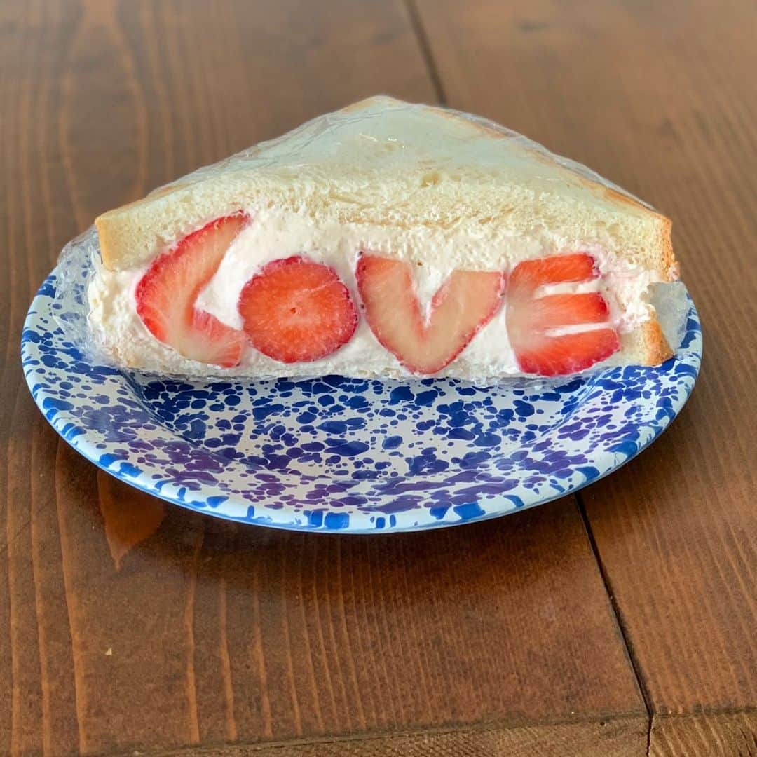 Ranさんのインスタグラム写真 - (RanInstagram)「. LOVE 🍓🍓🍓  苺のLOVEサンド♩  苺4つを並べてLOVEに🍓☺️  . . . #bread #sandwich #strawberry #strawberrycake #fruit #breakfast #kawaii #love #loveyourself #freshcream #freshcreamcakes #パン #手作りパン #食パン #角食 #無添加パン #中沢生クリーム #苺 #苺サンド#苺ケーキ #苺スイーツ #フルーツサンド #断面 #萌え断 #サンドイッチ  #ラブ #LOVEサンド#🍓 #パン教室 #konel」3月16日 19時58分 - konel_bread