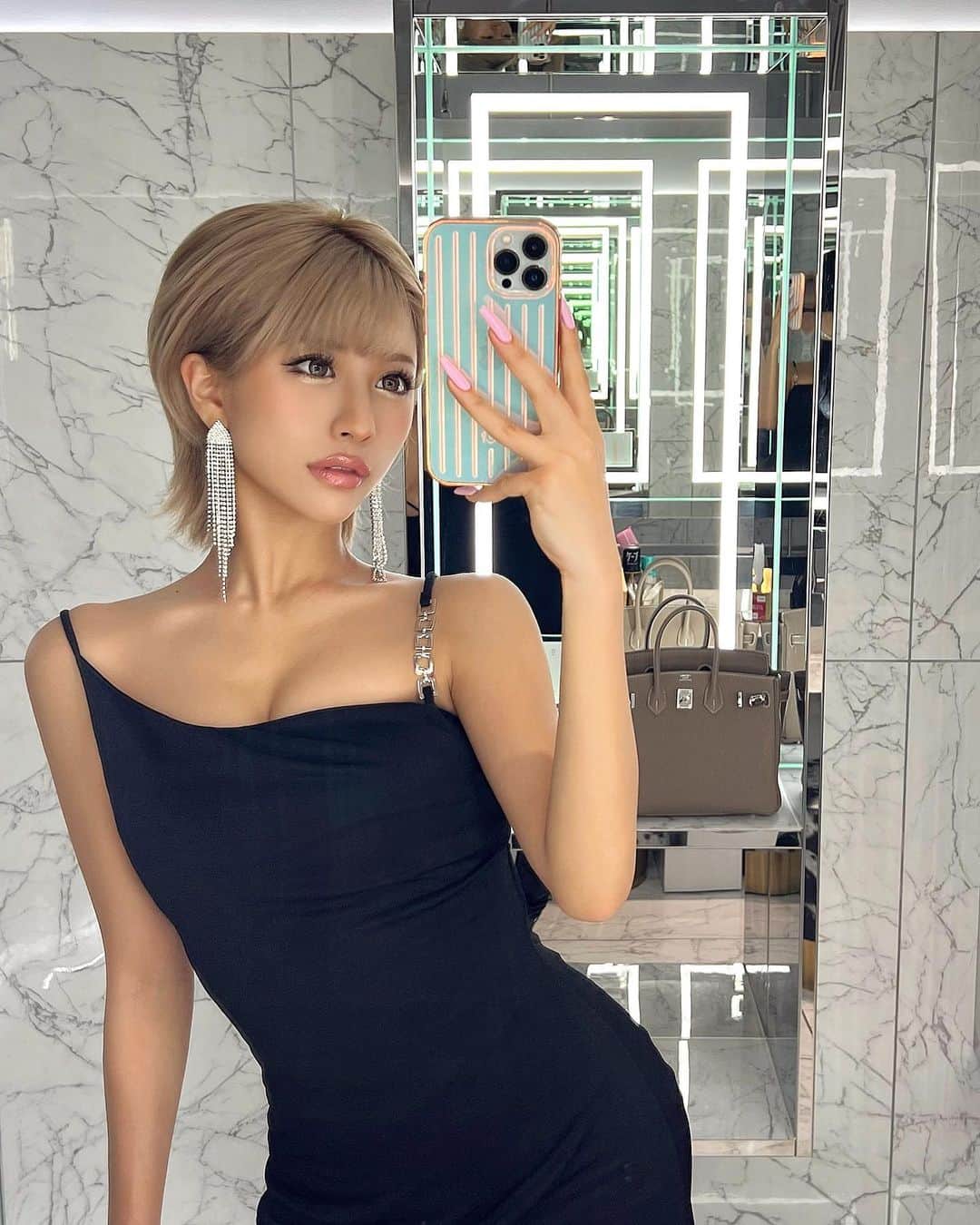 華のインスタグラム：「おとな華ちゃん💃🎶 久々のdress up楽しかった🖤 . . . . . @x_clinic_ebisu に通い始めてから お肌めっちゃ褒められるの超ウレシイ🤤 . ホワイトニング機械も導入されたみたいで お邪魔することがまた増えそう🦷✨ @dr_son_shunichiro  いつもありがとうございますଘ(੭ˊ꒳​ˋ)੭♡」