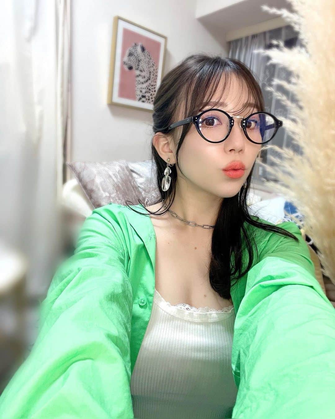 のインスタグラム：「👓❤︎  眼鏡かけると気持ち花粉ブロックできる気がする😥👏👏  この時期、花粉でお肌にも影響でちゃうので、 引き続き @venus_beauty_clinic さんで ダーマペンして頂いてます🥺🥺🥺  #眼鏡 #花粉しんど #頑張ろう」
