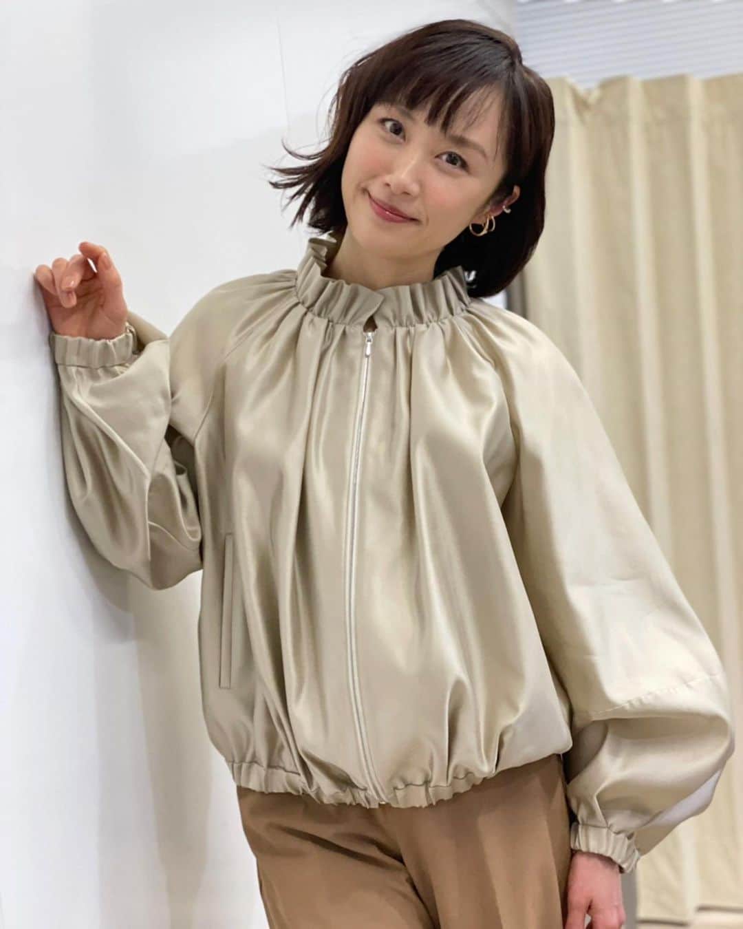 山口もえのインスタグラム：「・  春休みまであと少し なんだかバタバタと過ごしております… 次女からプレゼントをもらいました🎁 「ママお仕事忙しいでしょ？ これぎゅーってするとがんばれるよ♡」 だって🥰  #4歳児 #ポストイット の #新しい使い方 #❤️」
