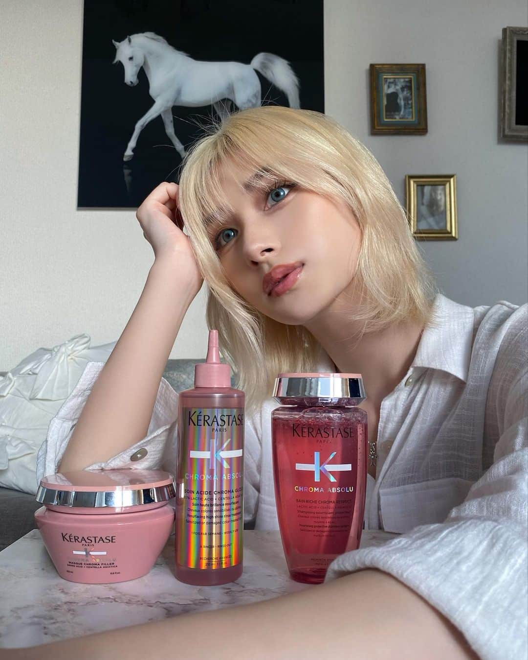 のインスタグラム：「ㅤㅤㅤㅤㅤㅤㅤㅤㅤㅤㅤㅤㅤ  @kerastase_officialの クロマアブソリュのおかげで このハイトーンのダメージもケアしてる💕 トリートメントのテクスチャーと付け心地が ふわふわで凄い。😮‍💨💕  そして香りがすごく良いのも最高❤️‍🔥  #ケラスターゼ  #クロマアブソリュ  #YouDareWeCare #pr」
