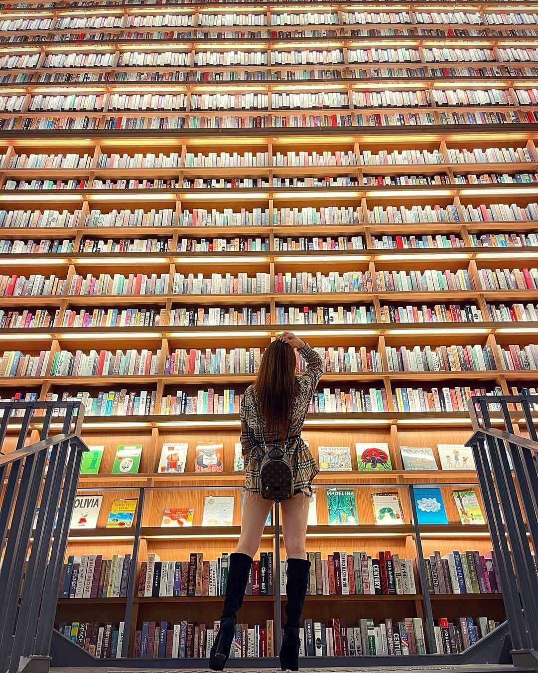 HIMEKAのインスタグラム：「. . 美女と野獣の本の部屋みたい📖💭💖 . . #tsutaya #蔦屋書店 #ノリタケガーデン」