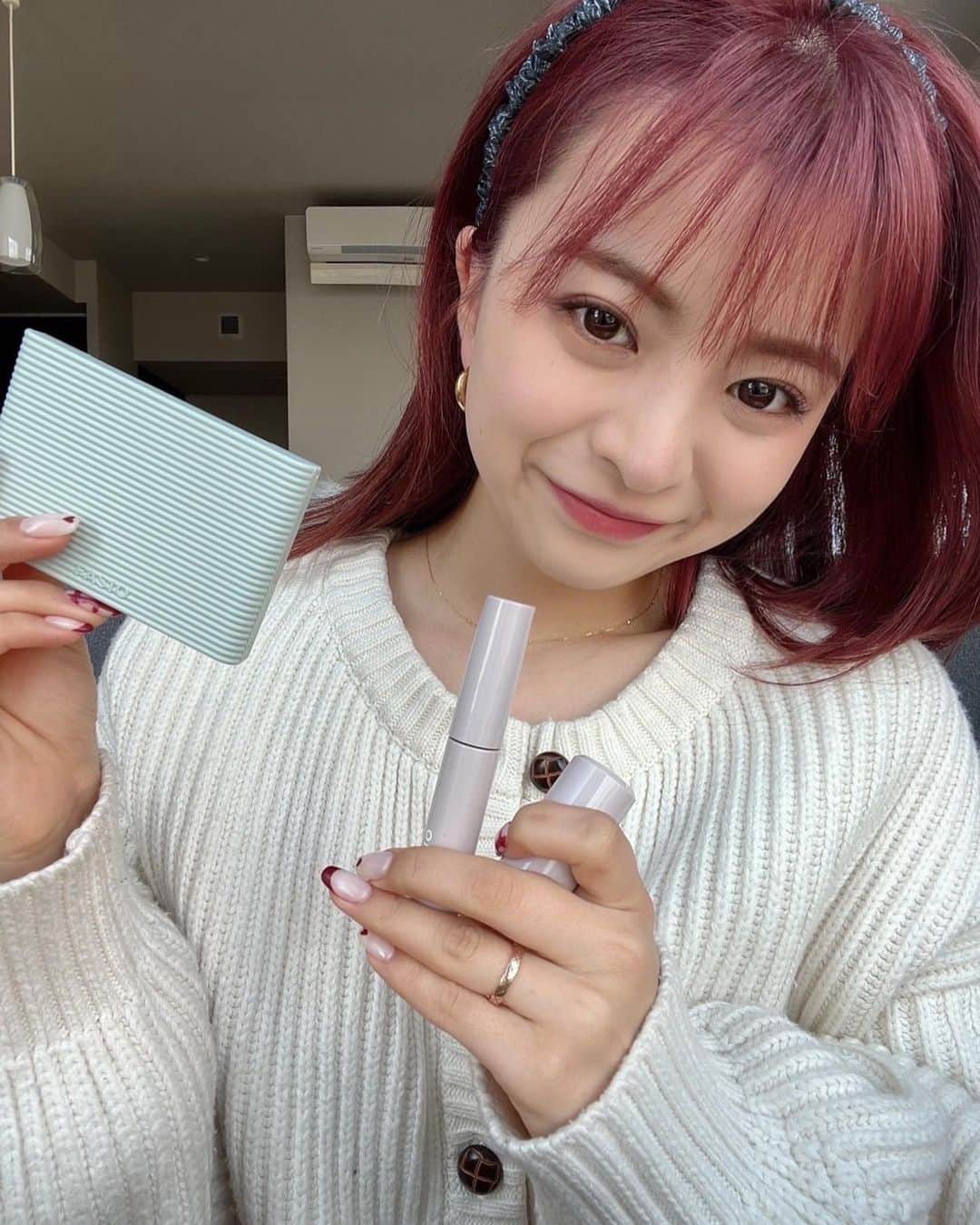 のインスタグラム：「FASIOから3/16に新しく新商品が発売されるみたいで一足先にお試しさせていただきました😌💕 エアリーステイ パウダーファンデーション マルチフェイス スティック新色 ワンデイ アートメイク ルージュ の3つをお試し、、、  ファンデは、テカリ・くずれなどに強いウォータープルーフでマスクにもつきにくて、ナチュラルな仕上がり◎ スポンジで簡単にむらなく伸ばしてのせていきます。  マルチフェイス スティックは１本で頬・目もと・唇にメイク可能で ぽわっと発色♪ すこーし出して添付して指先でなじませていきます。  ワンデイ アートメイク ルージュは ティントタイプのルージュで軽やかなつけ心地でした。 中をかきまぜてから適量とり唇に添付します。※重ね付けでより発色  写真のメイクには　ファンデは410、マルチフェイス スティック16カラー,ルージュには05カラー 是非お試ししてみて下さい😊  @fasio.official  #ファシオ #fasio_pr #ファシオ新作#エアリーステイパウダーファンデーション #マルチフェイススティック #ワンデイアートメイクルージュ」