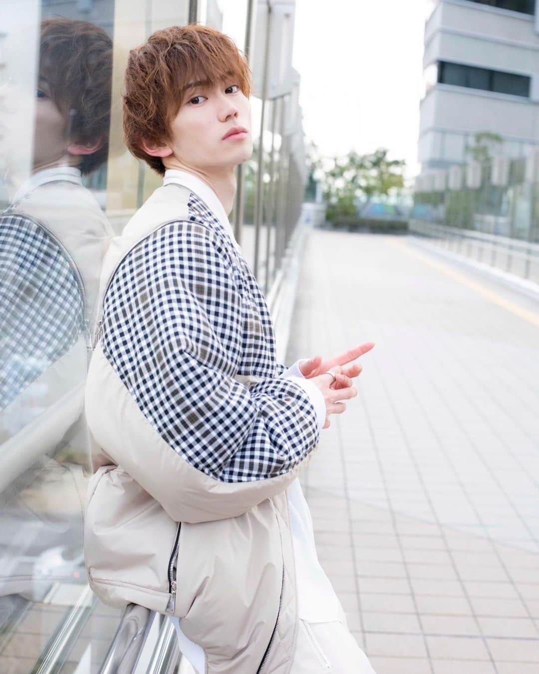 樋口晃平のインスタグラム：「本日3月16日より発売の 「TVガイドdan」さんに登場させて頂いております！  可愛い衣装を着て、髪も久しぶりにタロウとは違った髪型でとても楽しい撮影でした！  是非見てください！  #暴太郎戦隊ドンブラザーズ  #ドンブラザーズ  #樋口幸平」