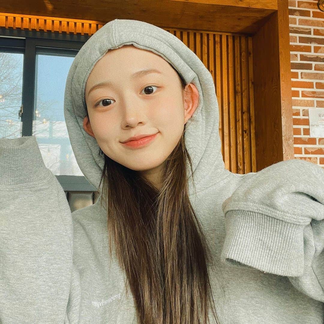 NMIXXさんのインスタグラム写真 - (NMIXXInstagram)「안녕 엔써- 다들 저녁은 먹었나요~? 밥 꼭 챙겨 먹고 오늘 하루 잘 마무리하기- 내일도 파이팅!!!  사진은 예전에 가족들이랑 놀러 갔을 때! 후드에 귀 꽂고 있는 거 진짜 진짜 편해요!!! 엔써도 꼭 해봐요-  #NMIXX #엔믹스 #해원 #HAEWON #후드해원 #요즘_날씨_왤케_따뜻해_원? #봄이_오고있나봐요_엔써 #꽃구경_가고싶다」3月16日 20時41分 - nmixx_official