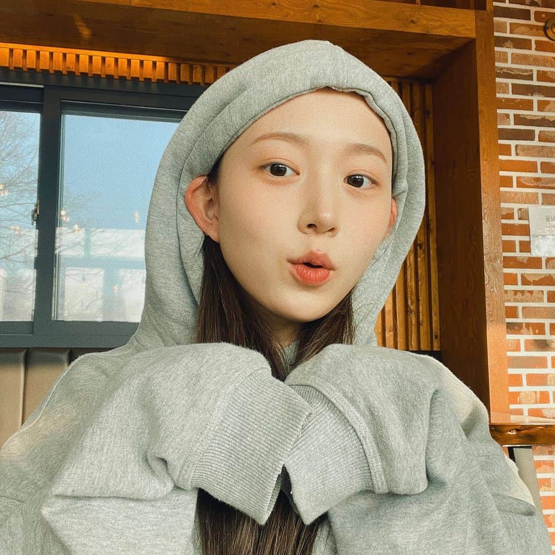 NMIXXさんのインスタグラム写真 - (NMIXXInstagram)「안녕 엔써- 다들 저녁은 먹었나요~? 밥 꼭 챙겨 먹고 오늘 하루 잘 마무리하기- 내일도 파이팅!!!  사진은 예전에 가족들이랑 놀러 갔을 때! 후드에 귀 꽂고 있는 거 진짜 진짜 편해요!!! 엔써도 꼭 해봐요-  #NMIXX #엔믹스 #해원 #HAEWON #후드해원 #요즘_날씨_왤케_따뜻해_원? #봄이_오고있나봐요_엔써 #꽃구경_가고싶다」3月16日 20時41分 - nmixx_official