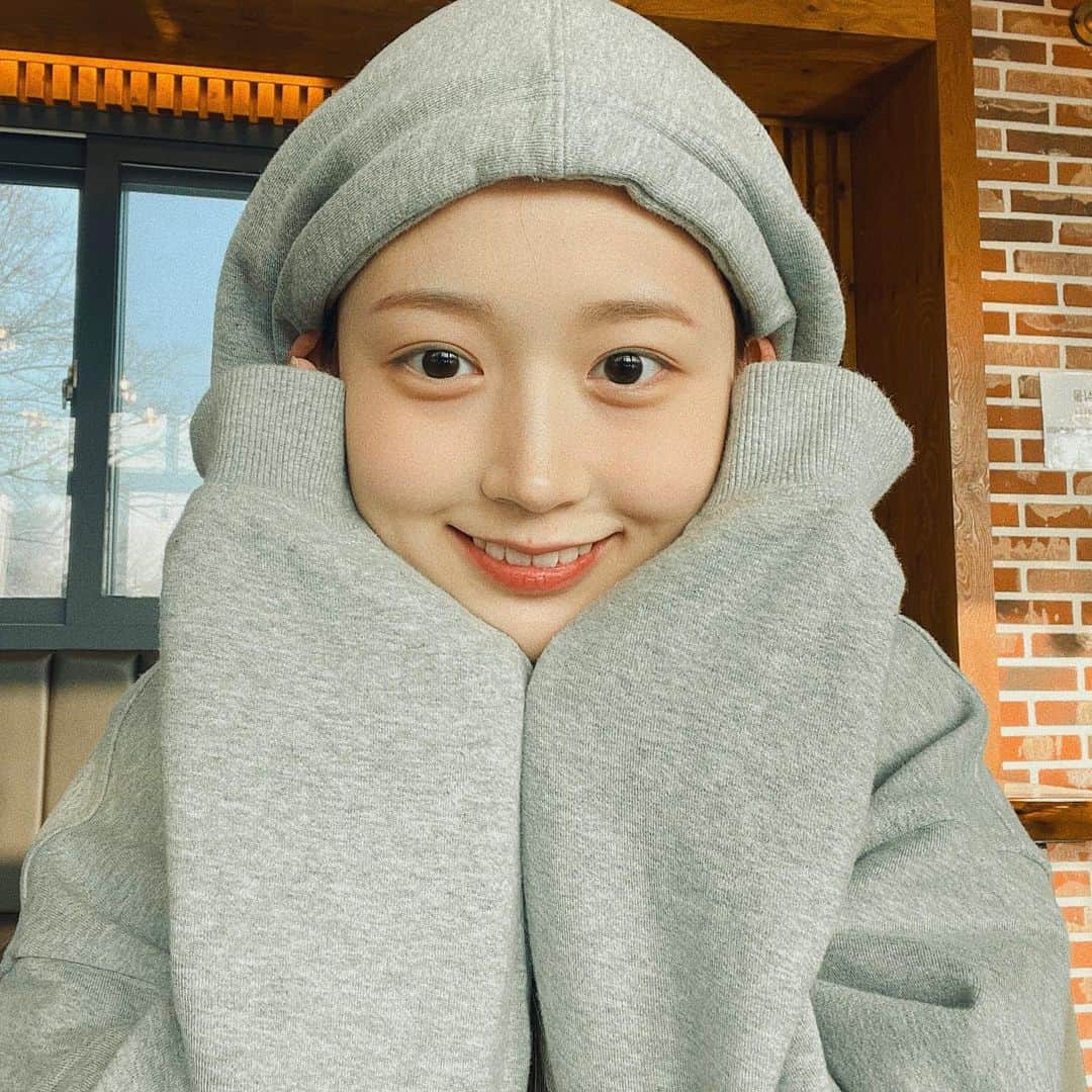 NMIXXさんのインスタグラム写真 - (NMIXXInstagram)「안녕 엔써- 다들 저녁은 먹었나요~? 밥 꼭 챙겨 먹고 오늘 하루 잘 마무리하기- 내일도 파이팅!!!  사진은 예전에 가족들이랑 놀러 갔을 때! 후드에 귀 꽂고 있는 거 진짜 진짜 편해요!!! 엔써도 꼭 해봐요-  #NMIXX #엔믹스 #해원 #HAEWON #후드해원 #요즘_날씨_왤케_따뜻해_원? #봄이_오고있나봐요_엔써 #꽃구경_가고싶다」3月16日 20時41分 - nmixx_official